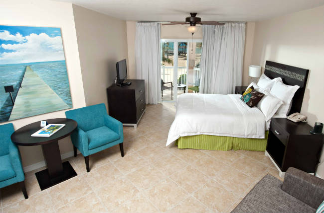 19.06.2013-11.23.26_HI Resort Grand Cayman_guestroom_650x429