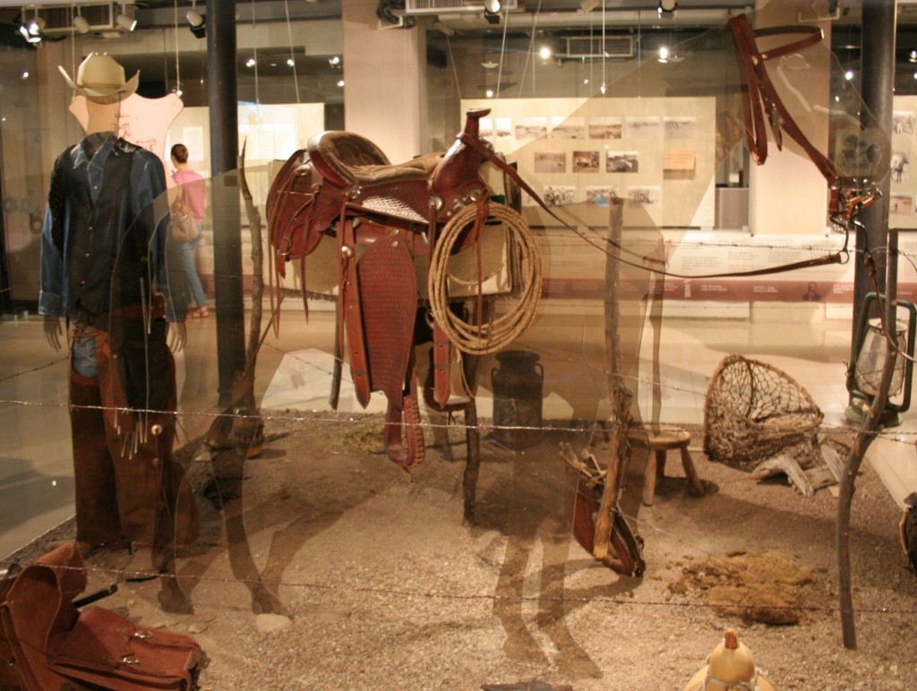 LA MUESTRA LOS VAQUEROS. HERENCIA CULTURAL DE CHIHUAHUA EXHIBE 150 OBJETOS QUE DAN CUENTA DE LA EVOLUCIÓN DE LA CULTURA DEL VAQUERO. FOTO INAH (2)