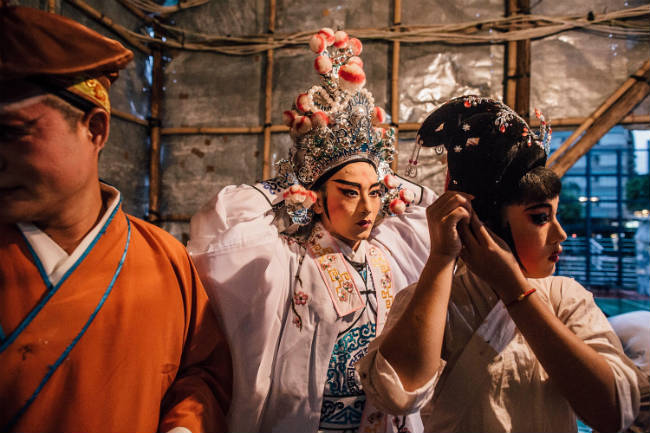 Opera china. Los actores se preparan para salir al escenario. Photo by Anthony Kwan/Getty Images for Hong Kong Images