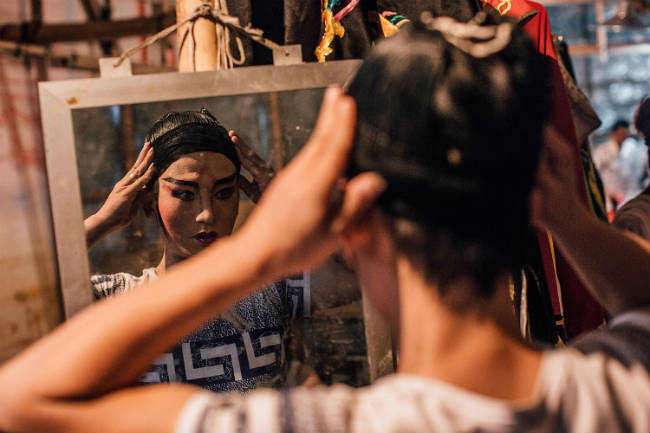 Opera china. Los actores se preparan para salir al escenario. Photo by Anthony Kwan/Getty Images for Hong Kong Images