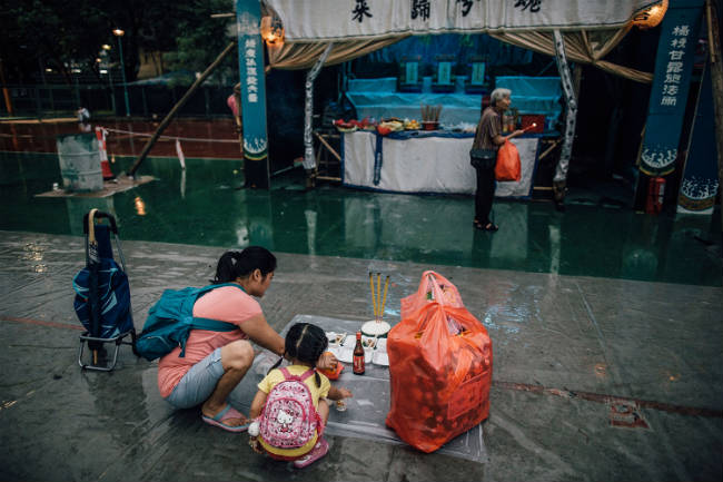 Es común ver las ofrendas de alimentos en los parques y en las calles Photo by Anthony Kwan/Getty Images for Hong Kong Images