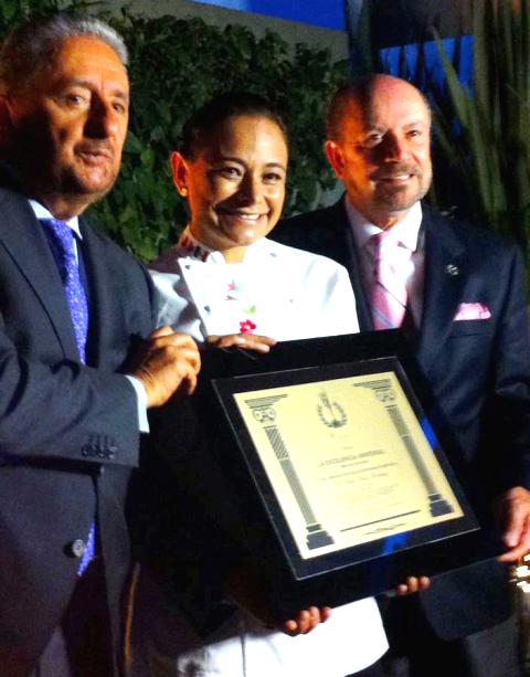 Yerika Muñoz recibe Premio a la Excelencia Universal 2014